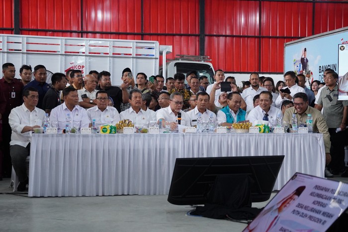 Menko Zulhas Pimpin Rapat Jelang Peluncuran 80 Ribu Koperasi Desa Merah Putih
