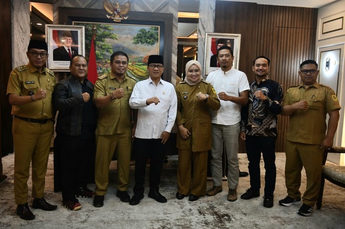 Menteri Desa dan Pembangunan Daerah Tertinggal (Mendes PDT) Yandri Susanto menerima audiensi Pemerintah Desa (Pemdes) Sukaharja dan Sukamulya Kecamatan Sukamakmur, Kabupaten Bogor, di ruang kerja, Senin (14/7/2025).