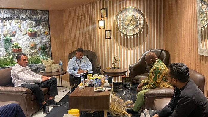 Menteri HAM Natalius Pigai saat menerima Bupati Flores Timur Anton Doni Dihen di ruang kerjanya di Jakarta, Selasa (15/7/2025). (Foto: Dok. Bupati Flores Timur)