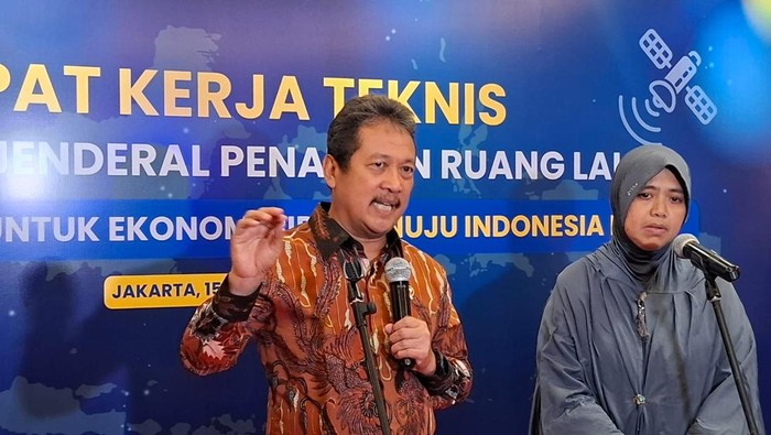 Warga melihat kondisi pantai yang penuh dengan tumpukan sampah di Pantai Dadap, Indramayu, Jawa Barat, Minggu (12/1/2025). Sampah yang sebagian besar dari limbah rumah tangga dan plastik tersebut terseret arus dan menumpuk di pantai sehingga mengganggu aktivitas nelayan.