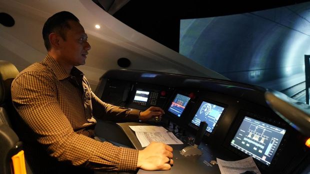 Menteri Koordinator Bidang Infrastruktur dan Pembangunan Kewilayahan, Agus Harimurti Yudhoyono (AHY), melakukan kunjungan kerja ke Depo Tegalluar pada Jumat, (11 /7/2025). (Dok: KCIC)
