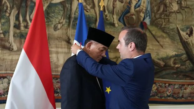 Menteri Pertahanan, Sjafrie Sjamsoeddin menerima tanda jasa kehormatan dari Menteri Pertahanan Prancis, H.E. Mr. Sébastien Lecornu, di Paris, Senin (14/7/2025). (Instagram/kemhanri)