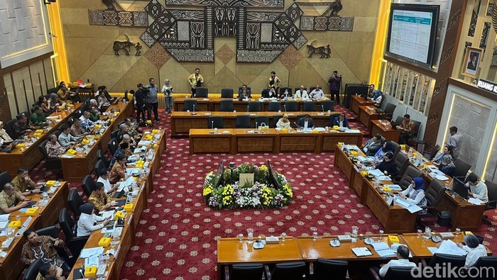 Menteri Sosial Saifullah Yusuf (Gus Ipul) saat mengikuti rapat bersama Komisi IX DPR. (Anggi/detikcom)