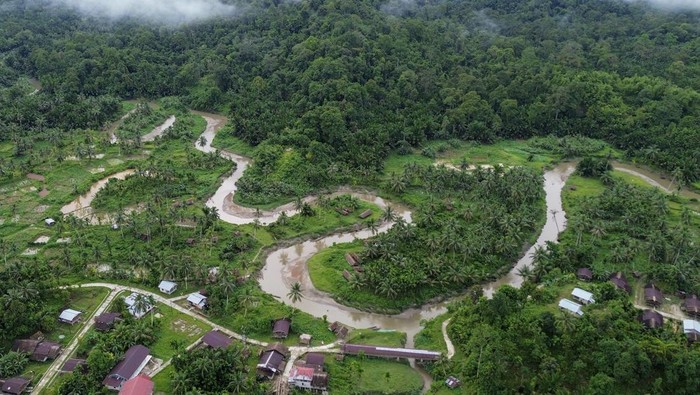 Foto udara sungai Sarereiket melingkar di sepanjang Desa Matotonan, Siberut Selatan, Mentawai, Sumatera Barat.