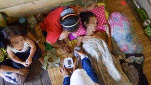 Cahaya di Tengah Kabut: Perjuangan Bidan Ilen di Pedalaman Mentawai