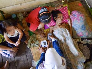 Cahaya di Tengah Kabut: Perjuangan Bidan Ilen di Pedalaman Mentawai