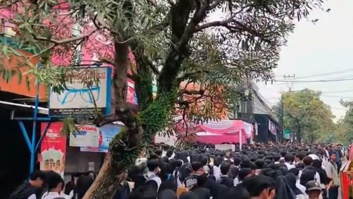 Momen ribuan pencari kerja serbu toko yang buka loker di Cianjur