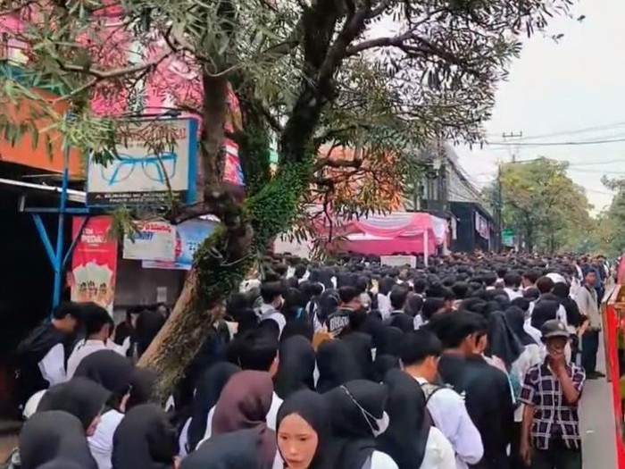 Momen ribuan pencari kerja serbu toko yang buka loker di Cianjur