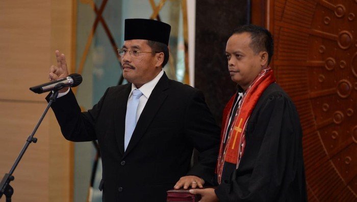 Momen Togap Simangunsong disumpah saat pelantikan sebagai Sekda Sumut (Dok. Diskominfo Sumut)
