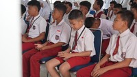 Selain pendidikan karakter, siswa juga akan latih dengan nilai-nilai keagamaan mulai dari pelatihan salat rutin hingga membaca Al-Qur’an, khusus untuk siswa muslim. Harapannya tidak hanya mencetak anak yang cerdas secara akademik, tapi juga mempunyai karakter dan spiritual yang kuat.Foto: (Dokumentasi Kementerian Sosial)