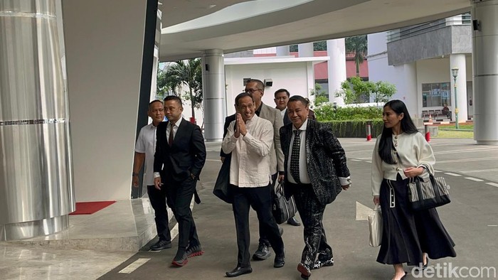 Nadiem Didampingi Hotman Paris di Kejagung