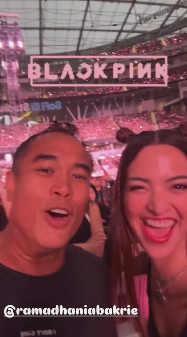 Senyum lebar dan ekspresi semangat keduanya terekam jelas di beberapa momen selfie. Mereka tampak menikmati setiap detik pertunjukan, bahkan ikut bernyanyi dan berjoget. Foto: Instagram/@ramadhaniabakrie