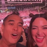 Senyum lebar dan ekspresi semangat keduanya terekam jelas di beberapa momen selfie. Mereka tampak menikmati setiap detik pertunjukan, bahkan ikut bernyanyi dan berjoget. Foto: Instagram/@ramadhaniabakrie