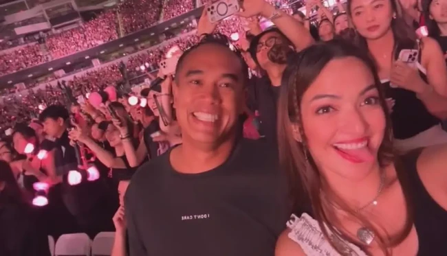 Ardi mengenakan kaus hitam bertuliskan ‘I don’t care’, sementara Nia tampil modis dengan atasan hitam yang dipadukan dengan tas bertali putih di pundaknya. Gaya mereka serasi dan tetap santai. Foto: Instagram/@ramadhaniabakrie