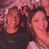 Ardi mengenakan kaus hitam bertuliskan ‘I don’t care’, sementara Nia tampil modis dengan atasan hitam yang dipadukan dengan tas bertali putih di pundaknya. Gaya mereka serasi dan tetap santai. Foto: Instagram/@ramadhaniabakrie