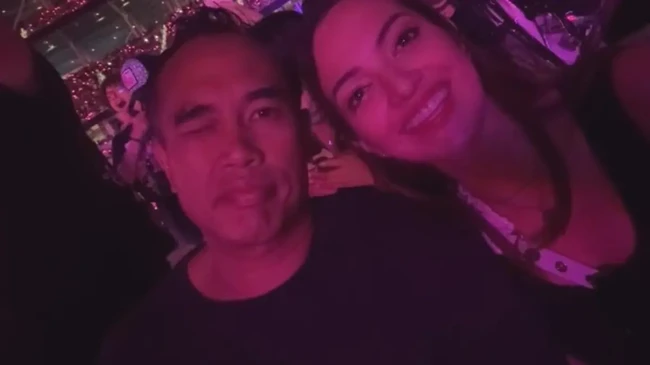 Nia dan Ardi juga tampak begitu membaur dengan para penggemar lain di konser tersebut. Momen-momen tersebut juga memperlihatkan kekompakan dan keharmonisan Nia dan Ardi yang sudah berumah tangga selama 15 tahun. Foto: Instagram/@ramadhaniabakrie