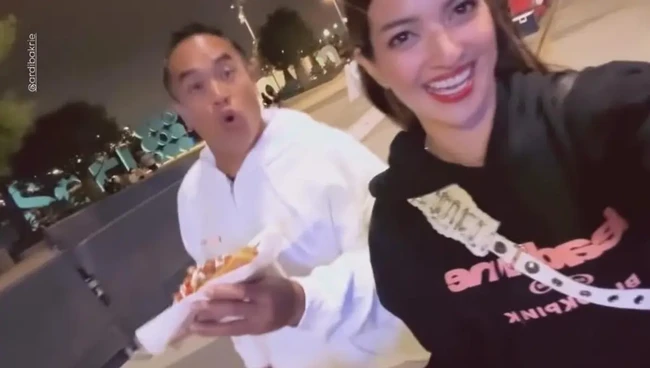 Setelah konser usai, Nia dan Ardi terlihat menikmati makanan jalanan. Dengan hoodie BLACKPINK yang dikenakan Nia, pasangan ini tampak santai berjalan sambil tertawa dan menikmati suasana malam. Foto: Instagram/@ramadhaniabakrie
