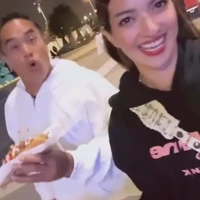 Setelah konser usai, Nia dan Ardi terlihat menikmati makanan jalanan. Dengan hoodie BLACKPINK yang dikenakan Nia, pasangan ini tampak santai berjalan sambil tertawa dan menikmati suasana malam. Foto: Instagram/@ramadhaniabakrie