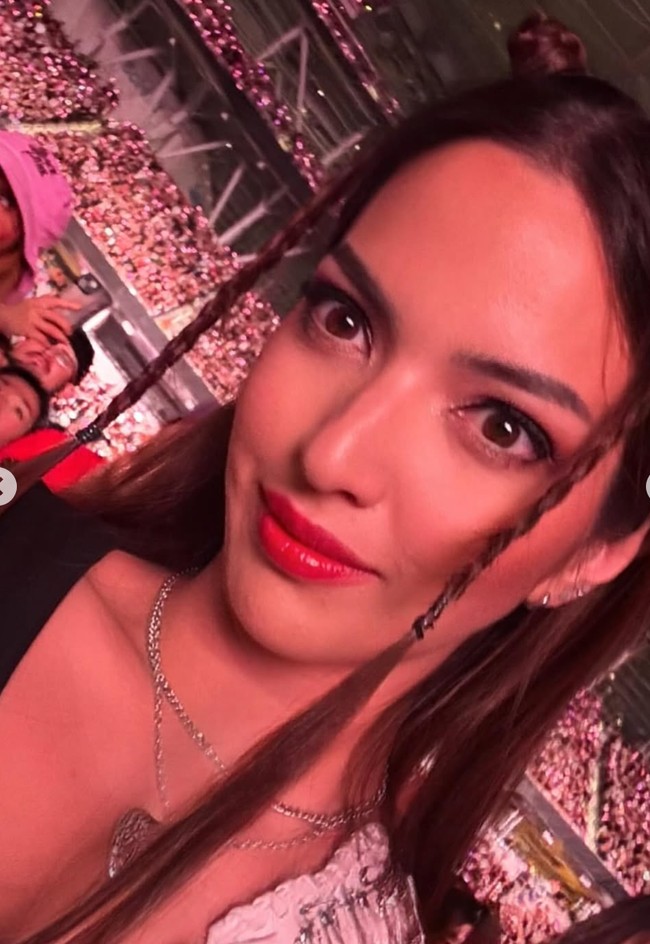 Nia tampil playful dengan gaya rambut space buns (dua cepol di atas kepala), yang membuat penampilannya terlihat lebih muda dan ceria. Makeup-nya pun terlihat segar dengan lipstik merah mencolok. Foto: Instagram/@ramadhaniabakrie