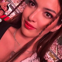 Nia tampil playful dengan gaya rambut space buns (dua cepol di atas kepala), yang membuat penampilannya terlihat lebih muda dan ceria. Makeup-nya pun terlihat segar dengan lipstik merah mencolok. Foto: Instagram/@ramadhaniabakrie