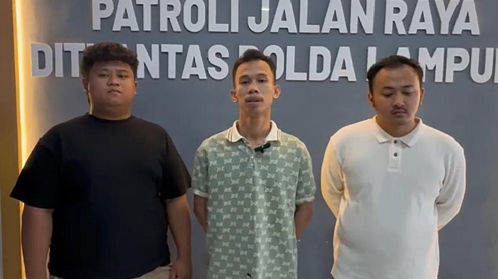 Nuriansyah (tengah) pemuda selebrasi aura farming pacu jalur di jalan tol