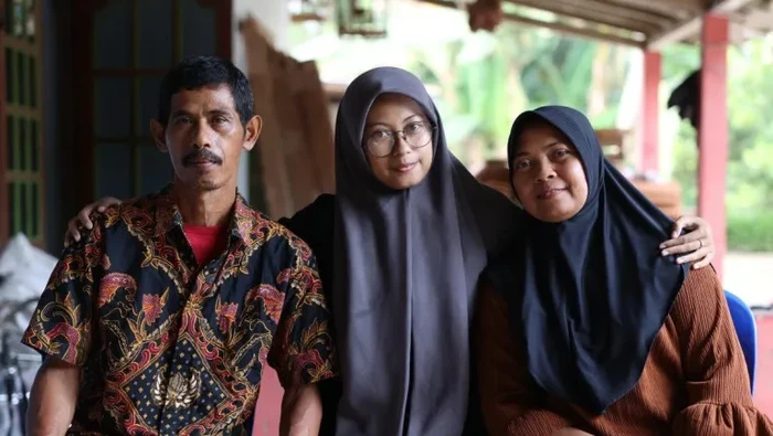 Nyndha mahasiswa baru UGM yang dapat beasiswa UKT 0 bersama orang tuanya.