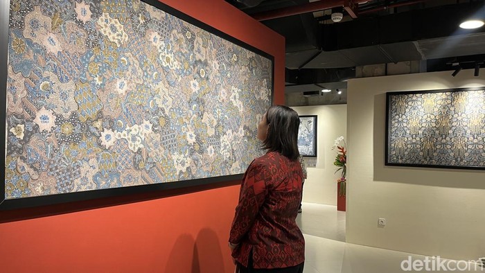Pemeran kain batik dari pewarna alami di tampilkan di Laras Art Space, Selasa (15/7/2025).