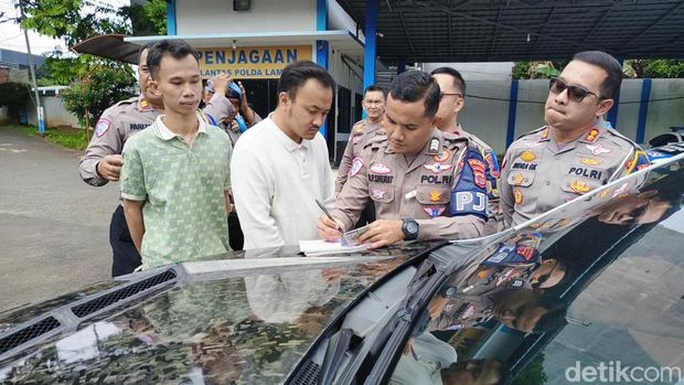 Para pemuda yang melakukan aksi aura farming pacu jalur di Tol Lampung