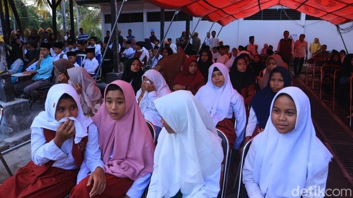 Para siswa baru mengikuti kegiatan Masa Pengenalan Lingkungan Sekolah (MPLS) di Sekolah Rakyat Menengah Pertama (SRMP) 18 Lombok Barat, Selasa (15/7/2025). (Foto: M Zahiruddin/detikBali)