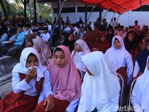 SRMP Lombok Barat Terima 100 Siswa Angkatan Pertama