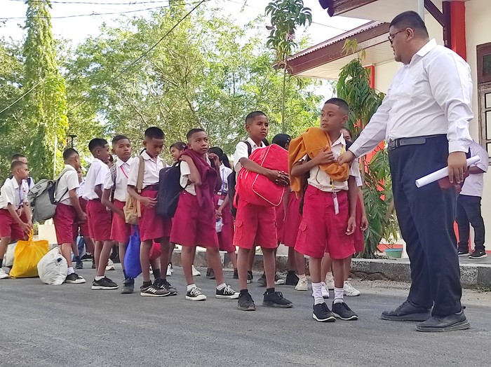 Para siswa hari pertama masuk di Sekolah Rakyat SMP 19 Kupang, Kupang, Senin (14/7/2025). (Istimewa)