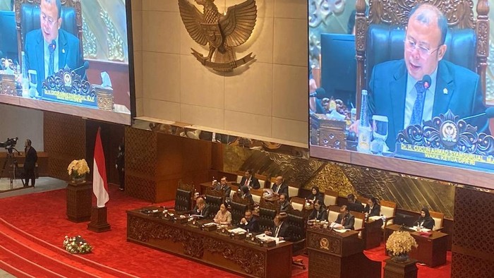 Rapat paripurna di gedung Nusantara II MPR/DPR/DPD, Senayan, Jakarta Pusat, Selasa (15/7/2025). Rapat paripurna dipimpin oleh Wakil Ketua DPR Cucun Ahmad Syamsurijal.