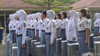 Dalam peraturan tersebut, Paskibraka Indonesia harus memiliki komitmen memperteguh ideologi Pancasila. Mereka tidak hanya pandai dalam baris-berbaris, tetapi juga dalam kepemimpinan, kedisiplinan, dan pembentukan karakter Pancasila.  Foto: Cicin Yulianti/detikEdu
