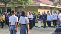 Selama dikarantina, siswa dari berbagai sekolah tersebut akan menjalani pelatihan mental, kedisplinan, dan pribadi yang berkarakter. Pelatihan ini sesuai dengan Peraturan Presiden (Perpres) Nomor 51 tahun 2022 tentang Program Pasukan Pengibar Bendera Pusaka (Paskibraka). Foto: Cicin Yulianti/detikEdu