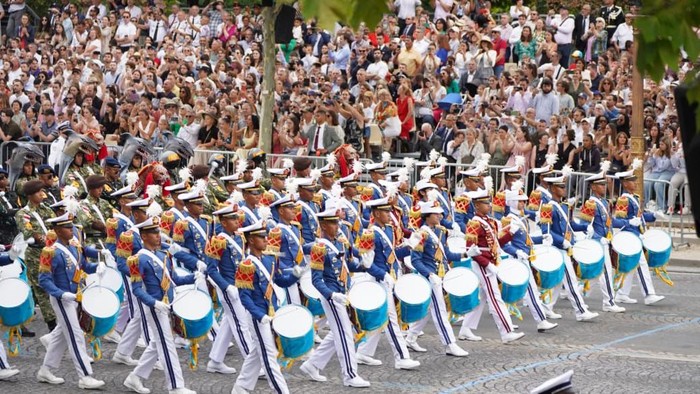 Pasukan TNI melangkah tegap saat parade Bastille Day di Champs-Élysées, Paris, Senin (14/7/2025). Ribuan warga Paris memberi tepuk tangan meriah saat mereka tampil kompak pada peringatan Hari Nasional Prancis.