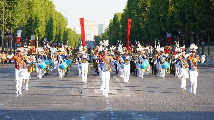 Pasukan TNI Jadi Sorotan di Parade Bastille Day Prancis Pasukan TNI melangkah tegap saat parade Bastille Day di Champs-ΓlysΓ©es, Paris, Senin (14/7/2025). Ribuan warga Paris memberi tepuk tangan meriah saat mereka tampil kompak pada peringatan Hari Nasional Prancis.