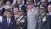 Panglima TNI Jenderal TNI Agus Subiyanto yang hadir di lokasi menyampaikan apresiasi dan rasa bangga atas profesionalisme para prajurit. Ia memuji semangat juang yang ditunjukkan seluruh pasukan defile dalam parade tersebut. (Dok. Puspen TNI)