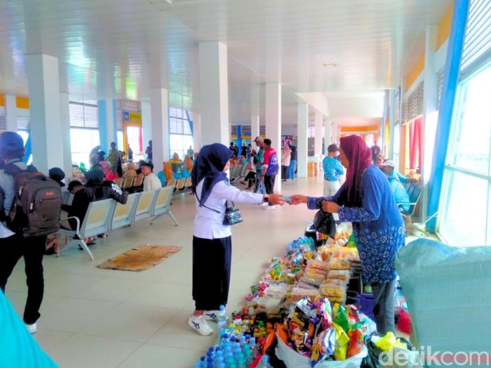 Pedagang di dermaga Pelabuhan Tengkayu 1 Tarakan.