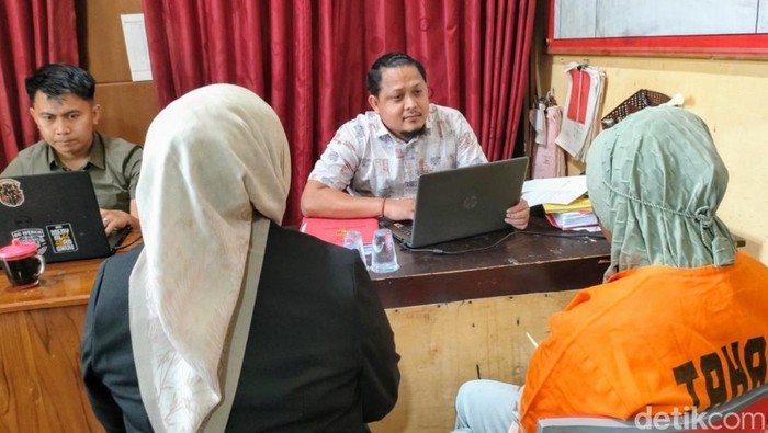 Pelaku saat diperiksa polisi Situbondo