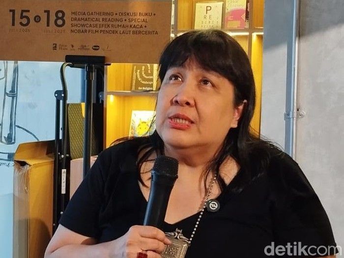 Peluncuran Novel Laut Bercerita Cetak Ulang ke-100 Peluncuran Novel Laut Bercerita Cetak Ulang ke-100