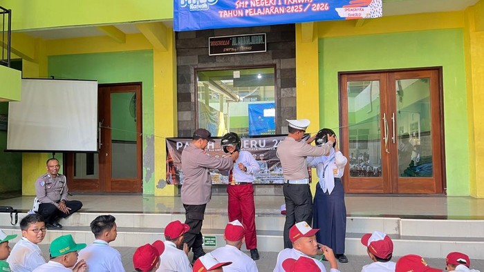 Pemberian helm gratis dari Polres Mojokerto untuk siswa peserta MPLS yang bisa menjawab pertanyaan.