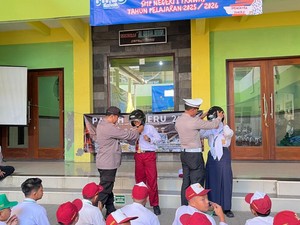 Operasi Patuh di Mojokerto, Polisi Bagikan 50 Helm Gratis ke Siswa SMP