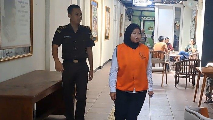 Mustika, terdakwa kasus pembunuhan bayi saat di Pengadilan Negeri Jombang