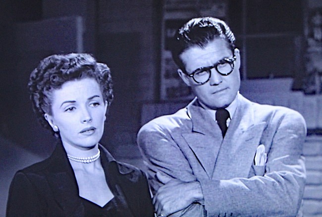 Phyllis Coates tampil dalam adaptasi TV Superman pertama pada 1952 hingga 1953. Sebelumnya, ia juga sudah mencicipi peran Lois Lane dalam film ‘Superman and the Mole-Men’ tahun 1951. Foto: Tangkapan layar YouTube/Adventures of Superman