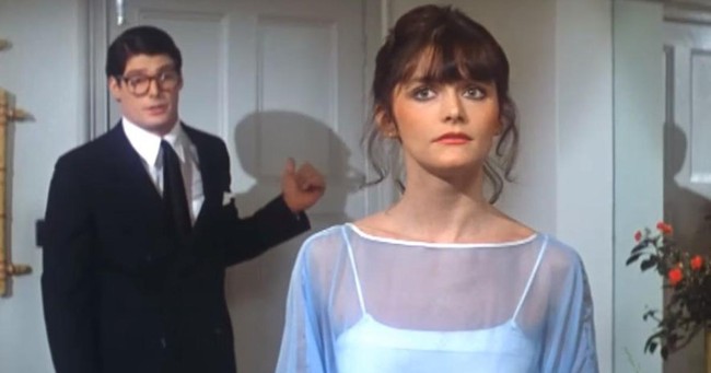 Nama Margot Kidder mulai bersinar di akhir 1960-an, tetapi puncak popularitasnya datang pada 1978 saat ia memerankan Lois Lane di film ‘Superman: The Movie’, beradu akting dengan Christopher Reeve. Aktris asal Kanada ini kemudian kembali memerankan Lois dalam tiga sekuel film Superman berikutnya. Foto: Tangkapan layar YouTube/Superman: The Movie