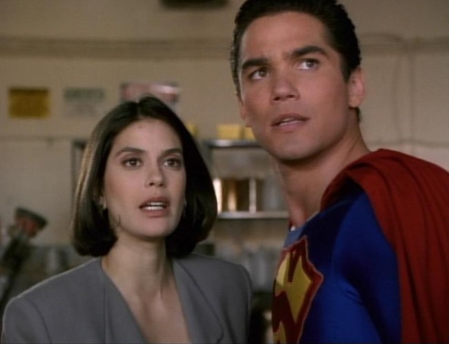 Jauh sebelum terkenal lewat ‘Desperate Housewives’, Teri Hatcher memerankan Lois Lane yang cerdas dan gigih dalam serial TV era 1990-an, ‘Lois & Clark’, berpasangan dengan Dean Cain yang memerankan Superman. Foto: Dok. Warner Bros Television/ABC