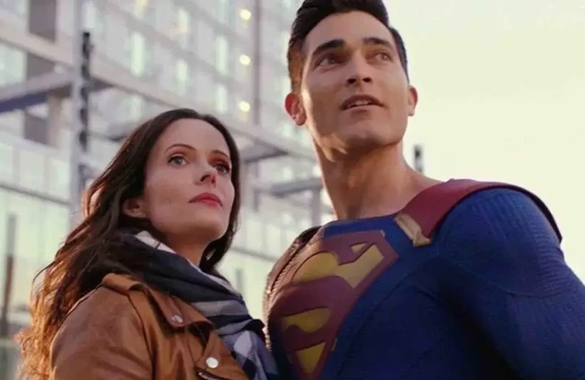 Elizabeth Tulloch menjadi Lois Lane dalam serial ‘Superman & Lois’ yang tayang di The CW. Serial ini dimulai pada Februari 2021 dengan Tyler Hoechlin sebagai Superman, dan berjalan hingga empat musim sebelum berakhir pada 2024. Foto: Dok. Warner Bros