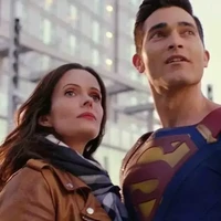 Elizabeth Tulloch menjadi Lois Lane dalam serial ‘Superman & Lois’ yang tayang di The CW. Serial ini dimulai pada Februari 2021 dengan Tyler Hoechlin sebagai Superman, dan berjalan hingga empat musim sebelum berakhir pada 2024. Foto: Dok. Warner Bros