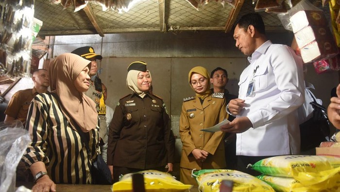 Wali Kota Kediri Vinanda Prameswati bersama Direktur Utama Perum Bulog Ahmad Rizal Ramdhani saat sidak di Pasar Setono Betek