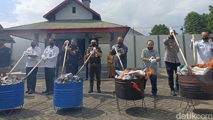 Pemusnahan barang ilegal di Kantor Rubasan Blitar
